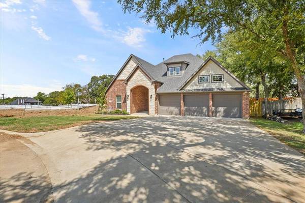 Euless, TX 76040,306 Oakwood Drive