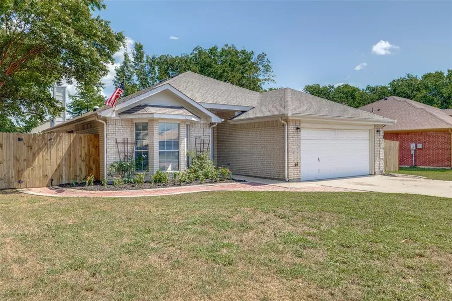 1622 Summertree Lane, Grand Prairie, TX 75052