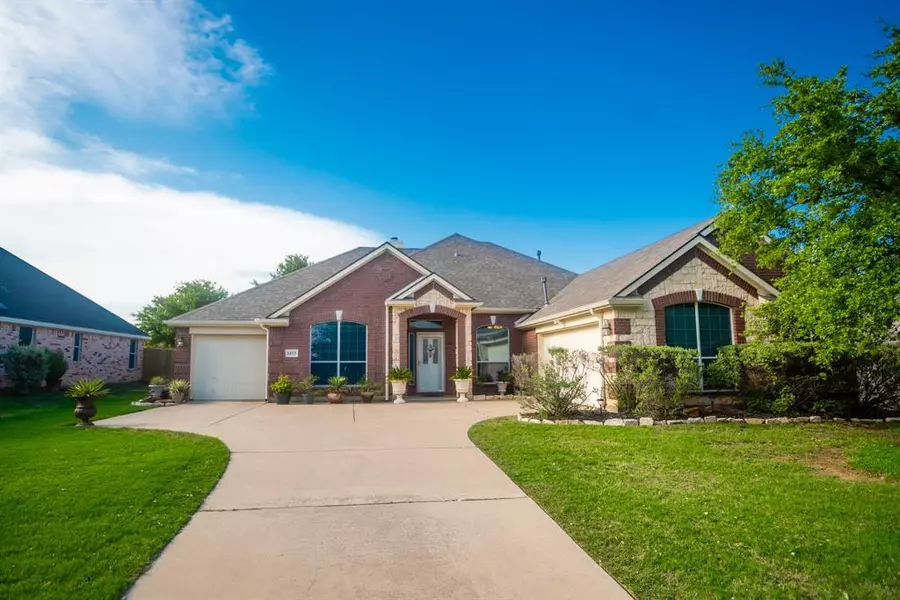 1425 Meadowlakes Dr, Azle, TX 76020