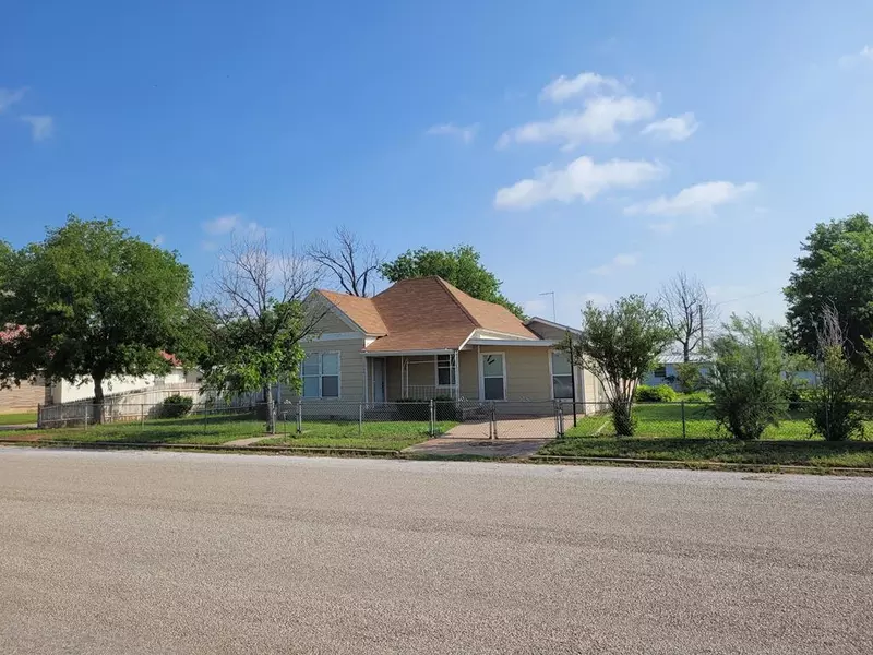 708 N 11th St, Ballinger, TX 76821