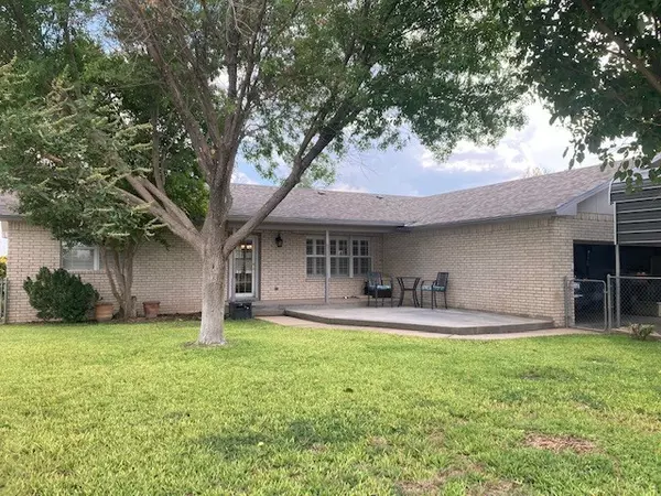 Ozona, TX 76943,206 Quail Run