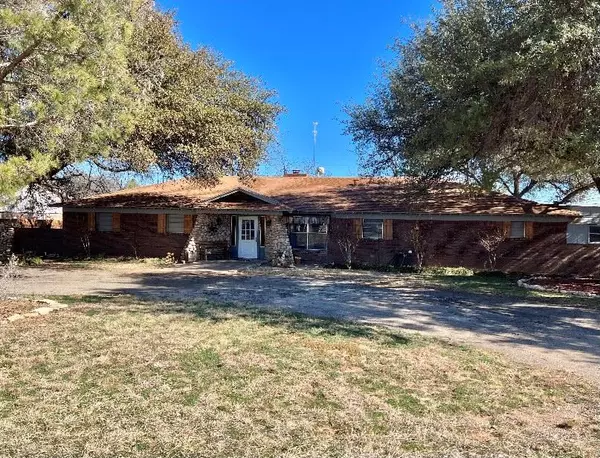 902 W 11th St,  Robert Lee,  TX 76945