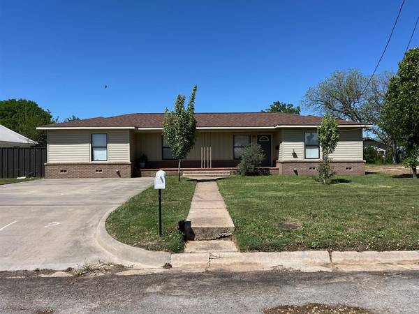 708 W College Street,  Jacksboro,  TX 76458