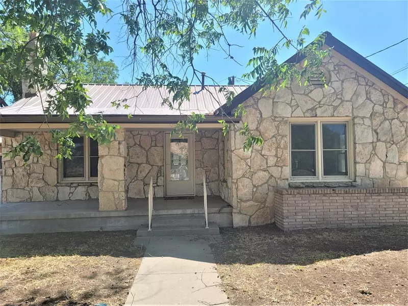 809 S Crockett Ave, Sonora, TX 76950