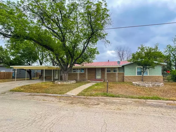 Ozona, TX 76943,1103 Ave H