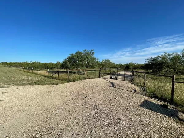 690 Bull Run Rd, Mertzon, TX 76941