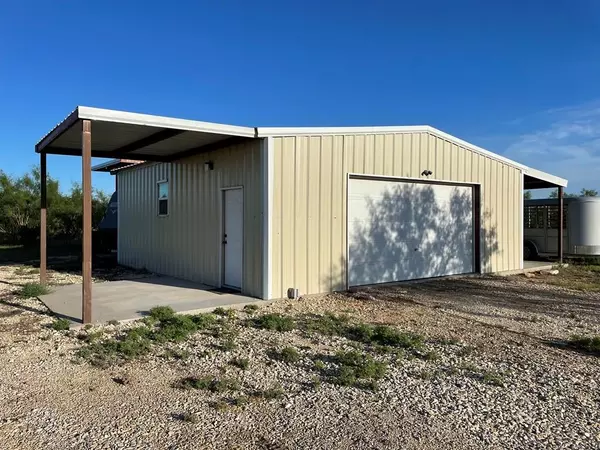 690 Bull Run Rd, Mertzon, TX 76941