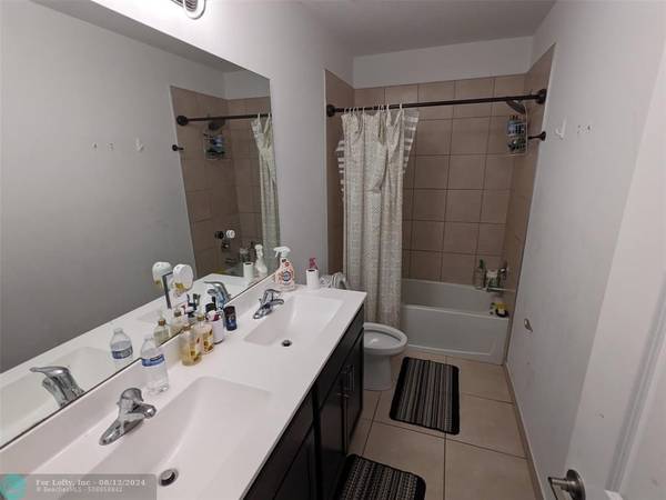 Deerfield Beach, FL 33064,1070 azul ct