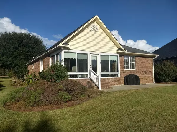 27 N Lake Cir, Manning, SC 29102