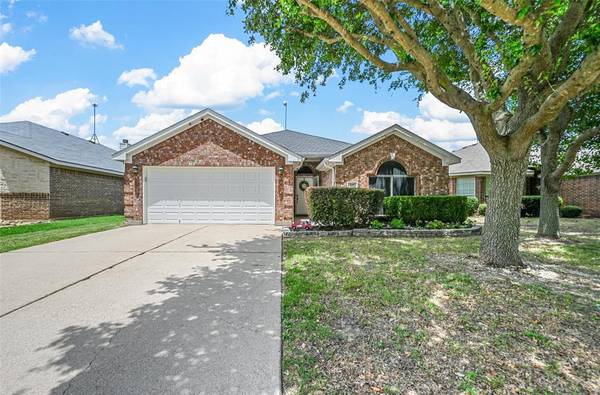 125 Buckskin Drive,  Waxahachie,  TX 75167