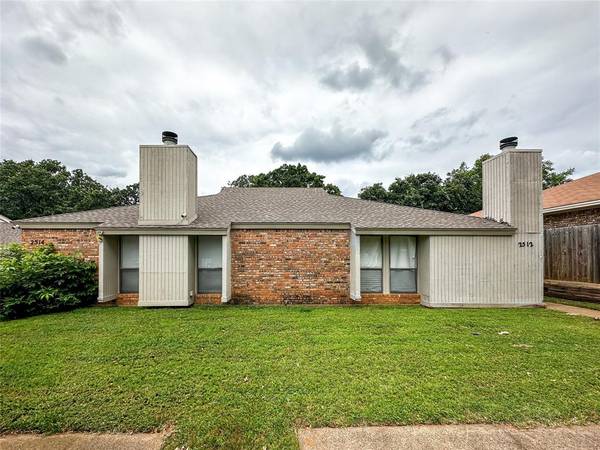 2512 Windy Pine Lane,  Arlington,  TX 76015