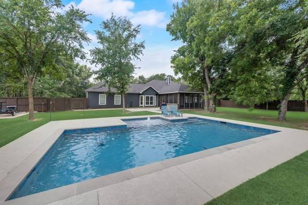 733 Waters Edge Drive, Corsicana, TX 75109