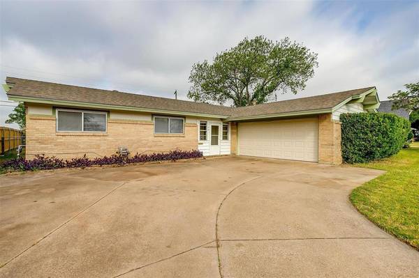 140 Gardens Boulevard, Burleson, TX 76028