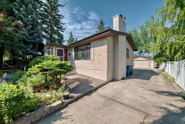 Calgary, AB T2L 1X3,3379 Breton Close NW