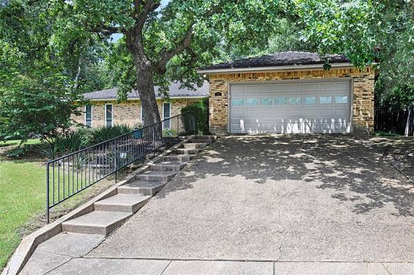 608 Willow Ridge Road, Fort Worth, TX 76103