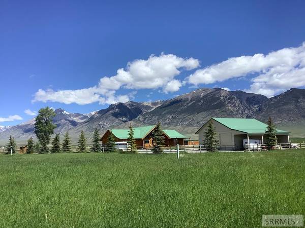 181 Crows Nest Loop, Mackay, ID 83251