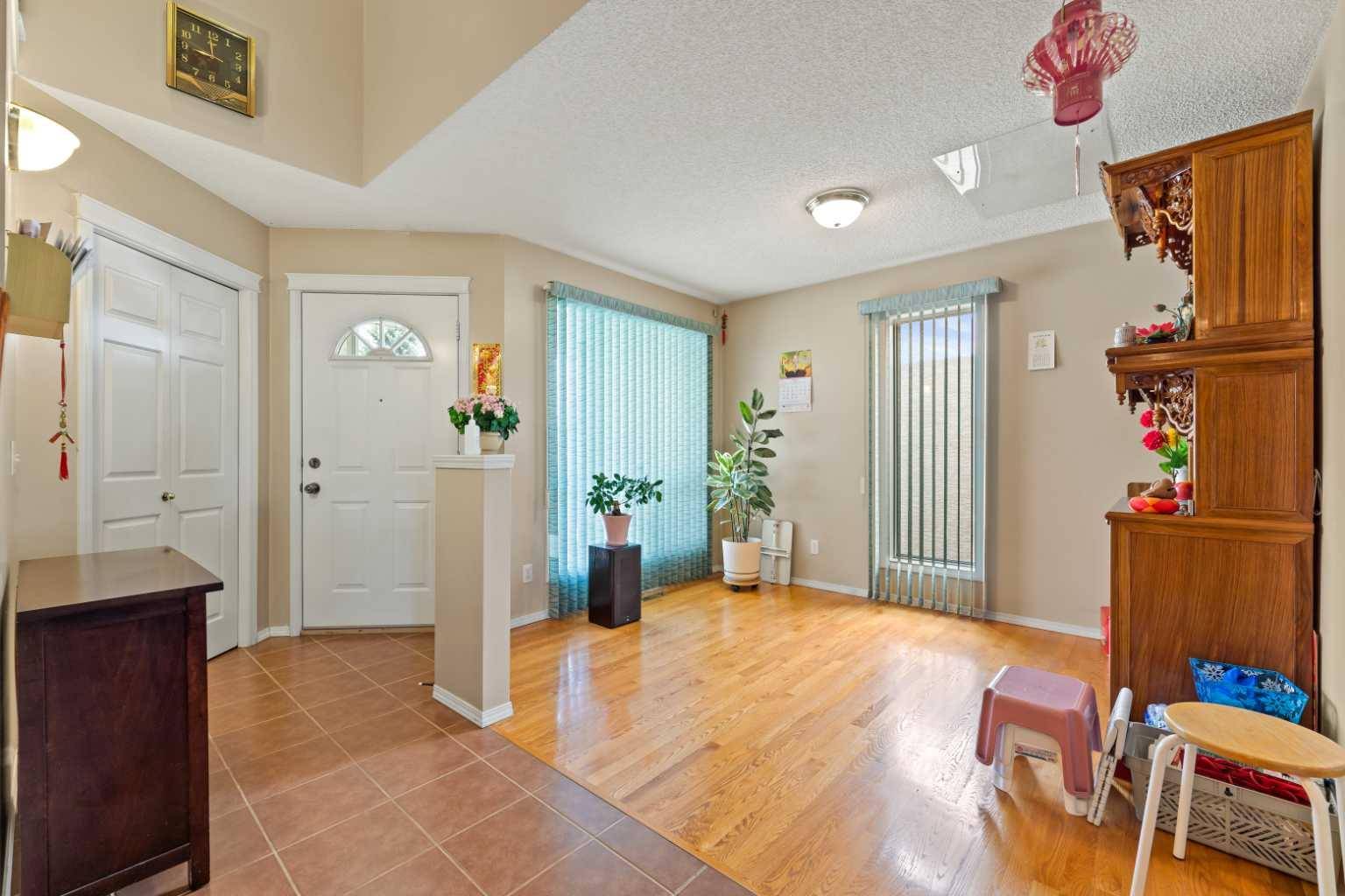 Calgary, AB T2A 7R6,871 Applewood DR SE