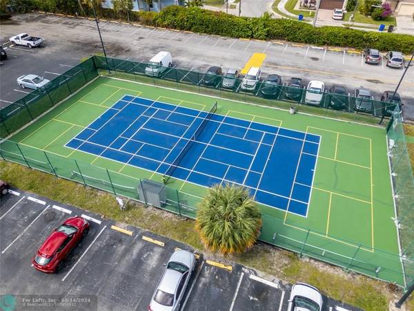 Lauderdale Lakes, FL 33311,2801 Somerset Dr  #412