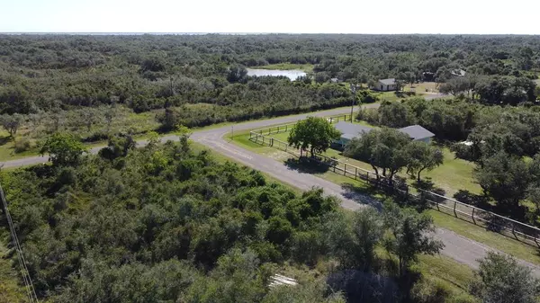 290 Woods Dr, Rockport, TX 78382