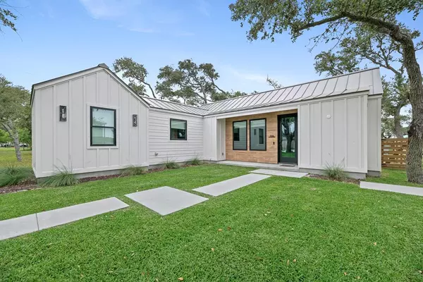 506 E King, Rockport, TX 78382