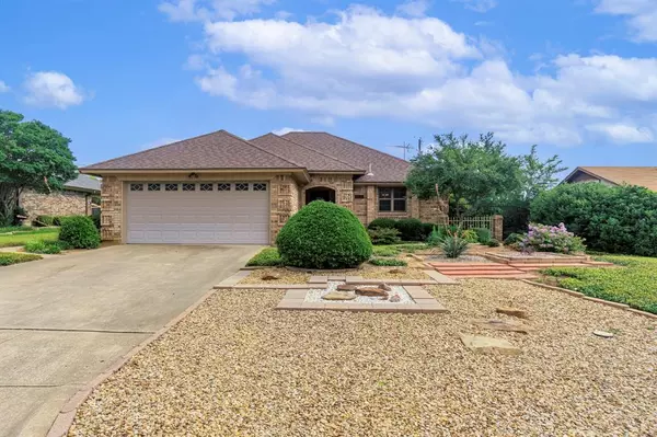 204 Montreal Drive,  Hurst,  TX 76054