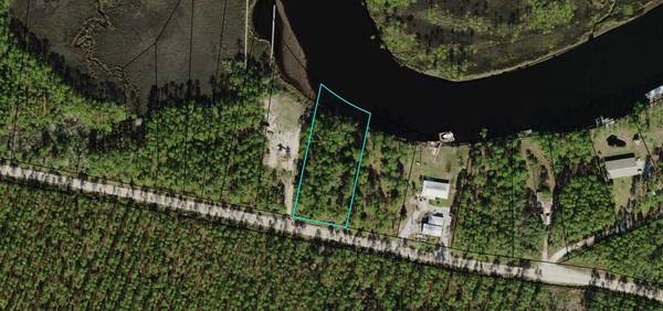 907 Mill Rd, Carrabelle, FL 32322