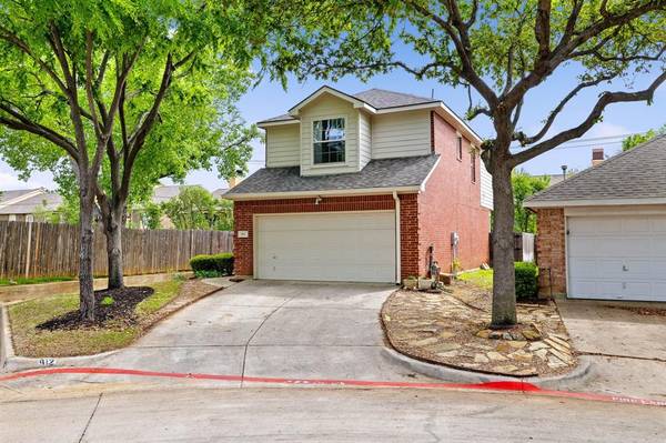 912 Palomino Drive,  Euless,  TX 76039