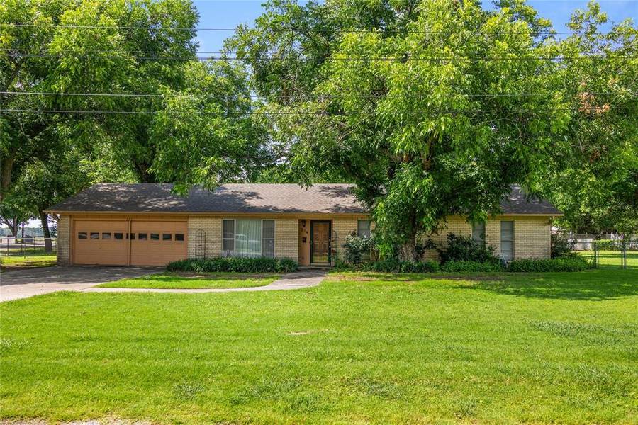 224 E Plum Avenue, De Leon, TX 76444