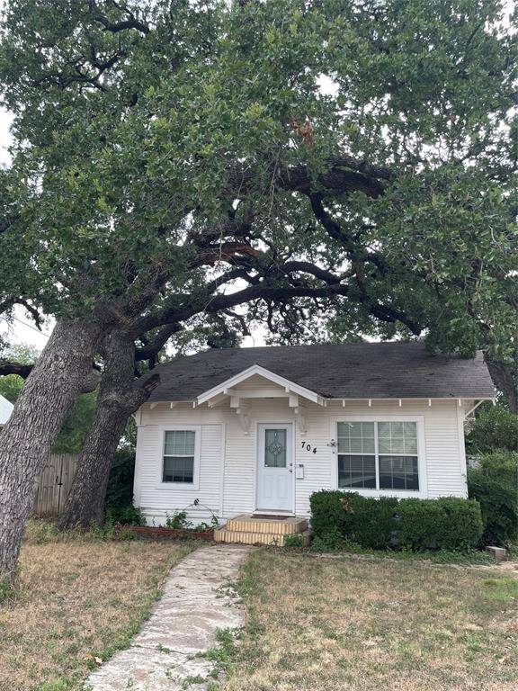 704 Avenue J, Brownwood, TX 76801