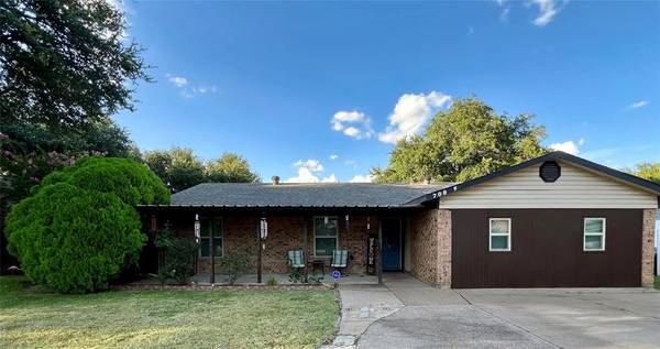 708 Sierra Blanca Drive, Saginaw, TX 76179