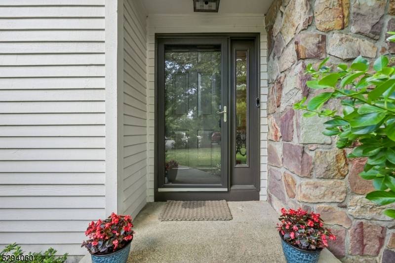 20 Lenape Dr, Roseland Boro, NJ 07068