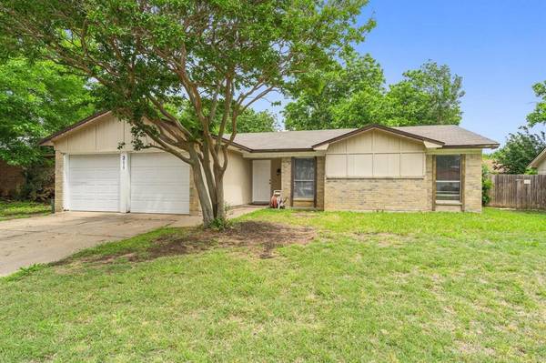 211 Volunteer Drive, Arlington, TX 76014