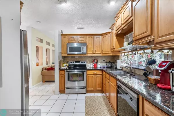 Coral Springs, FL 33071,11407 Lakeview Dr  #4-A