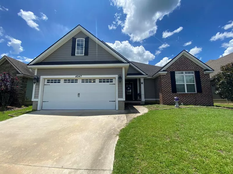 4247 Shadow Garden Dr, Hahira, GA 31632