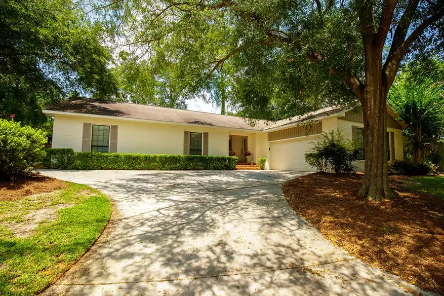 2102 Oakgrove Circle, Valdosta, GA 31602
