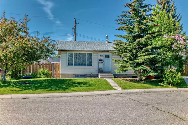 Calgary, AB T2A 2K1,8 Pennsburg PL SE