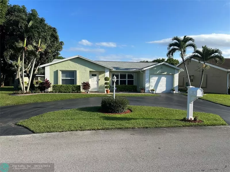 7172 Pine Manor Dr, Lake Worth, FL 33467