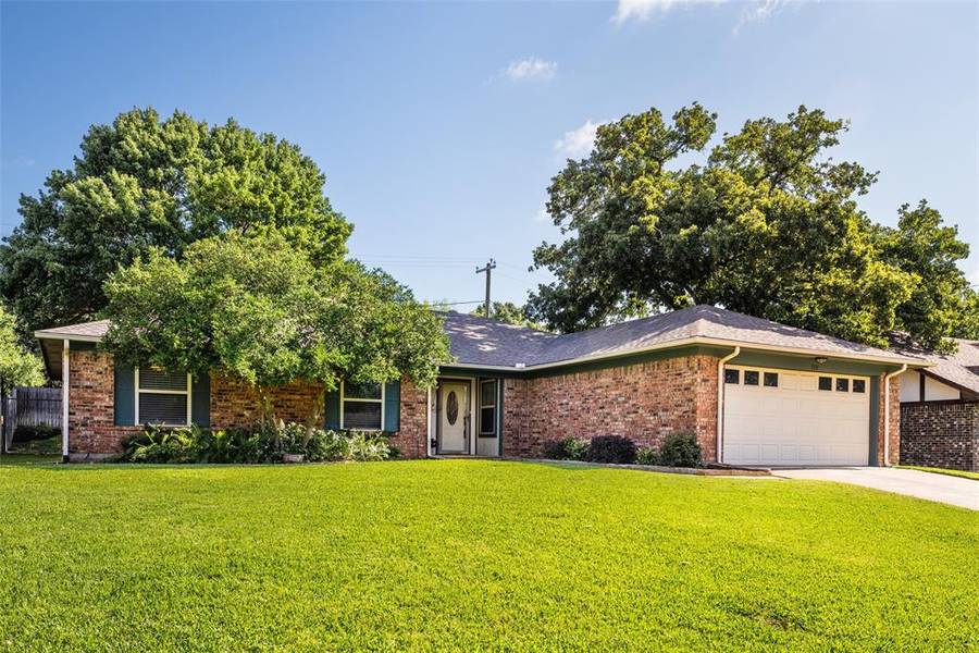 320 Northglen Drive, Hurst, TX 76054