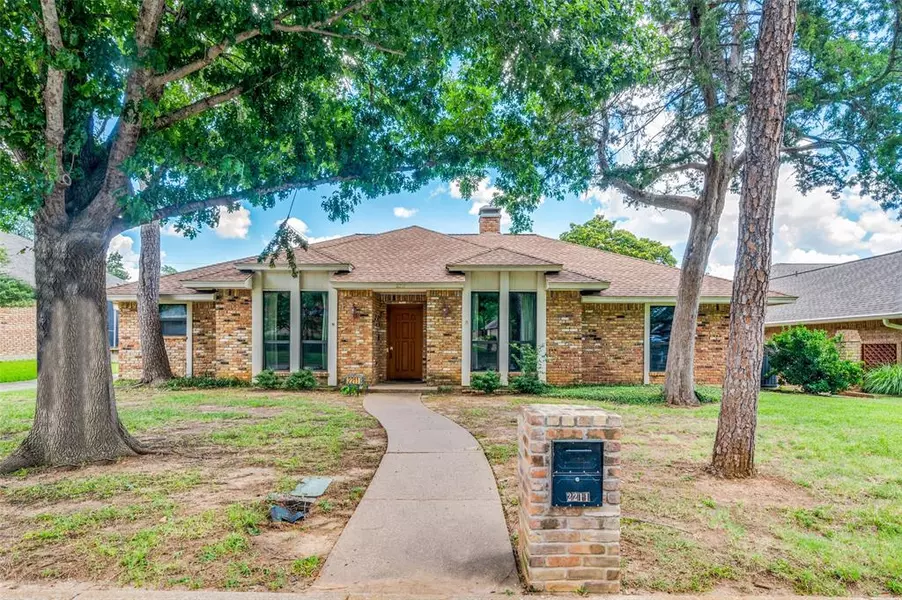 2211 Fall River Drive, Arlington, TX 76006