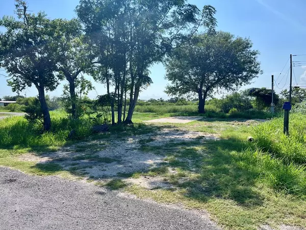 207 GRAPEVINE DR, Rockport, TX 78382