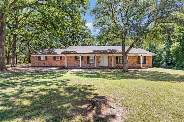 104 Dessie Avenue, Mount Pleasant, TX 75455