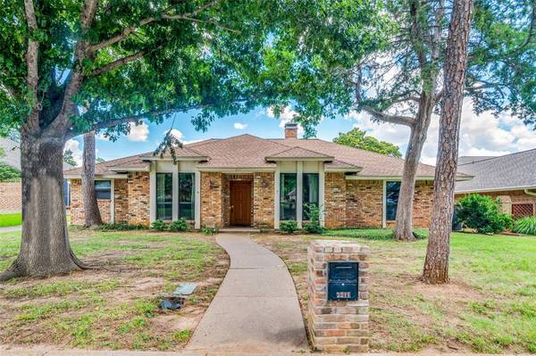 2211 Fall River Drive,  Arlington,  TX 76006