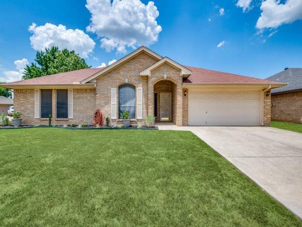 220 Roberts Drive,  Saginaw,  TX 76179