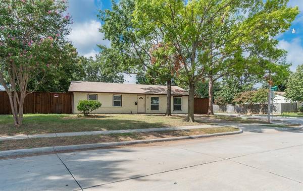 1026 Briarwood Drive,  Lewisville,  TX 75067