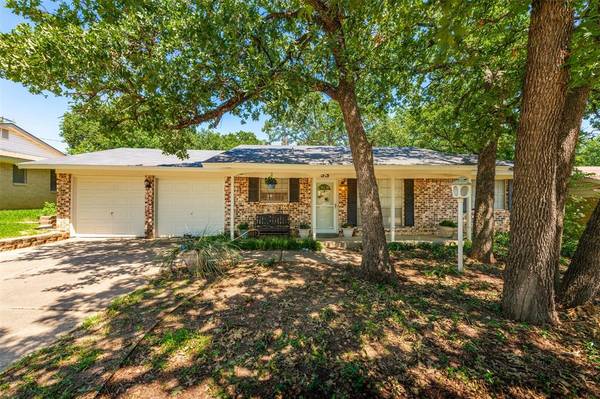 53 Stonegate Drive, Bedford, TX 76022