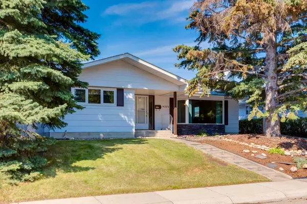 Calgary, AB T3A 0H8,4335 Vauxhall CRES NW