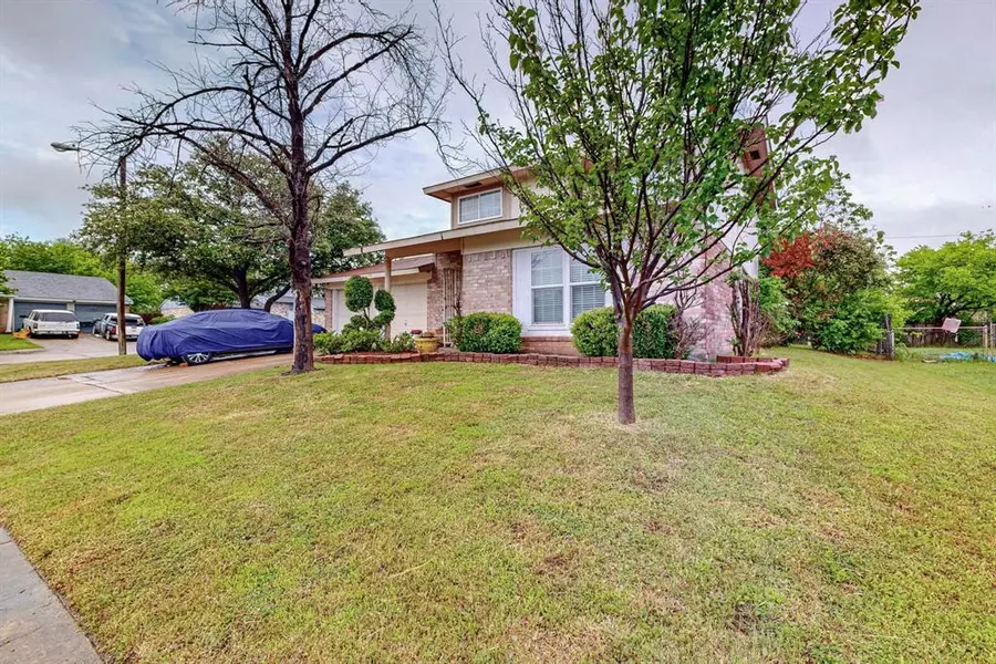 1318 S San Saba Street, Grand Prairie, TX 75052