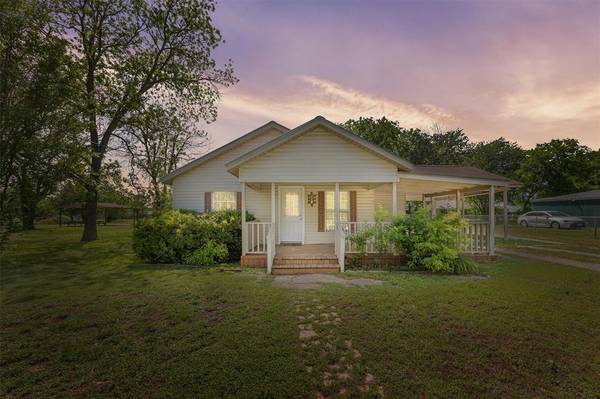 151 S Dallas Street, Walnut Springs, TX 76690