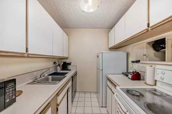 Calgary, AB T2N 0Z3,1411 7 AVE NW #215