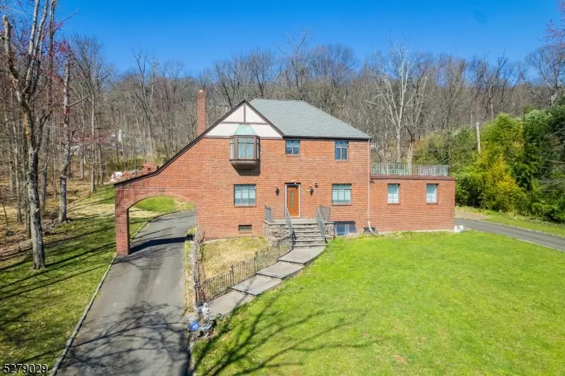 77 East Dr, Watchung Boro, NJ 07069